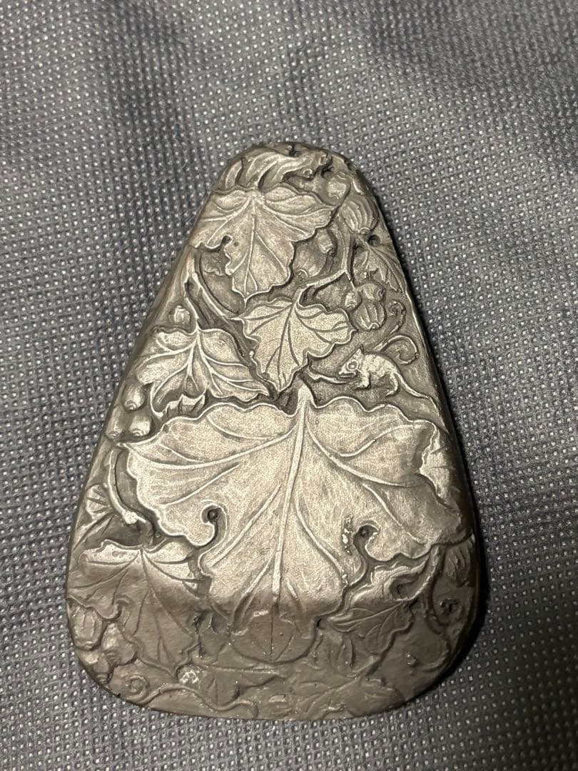 中国古美術品　葡萄栗鼠彫硯