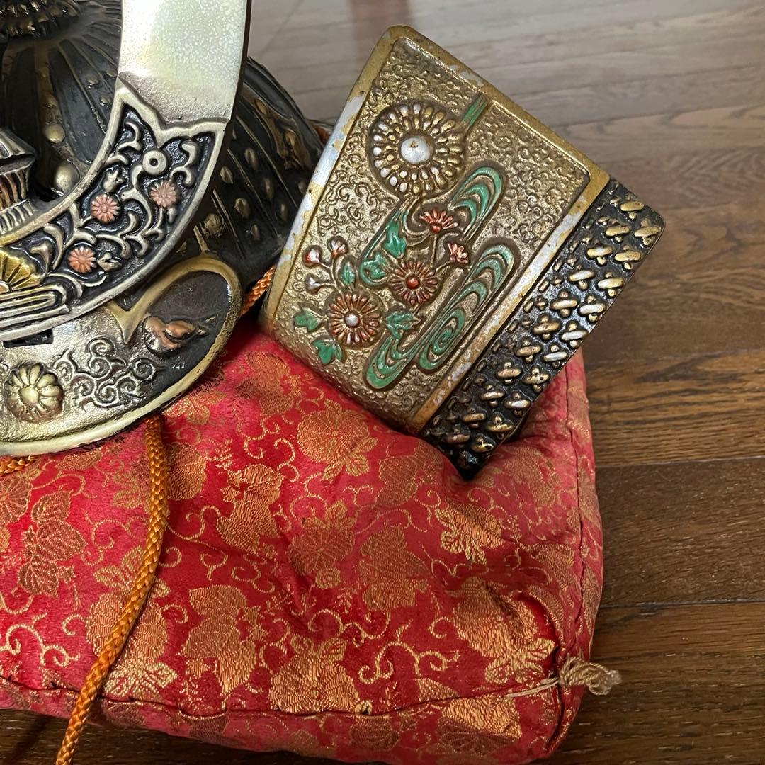 金色装飾の兜 菊花紋章入り　日本国皇室顎紐付き　赤いクッション付き　8.8kg