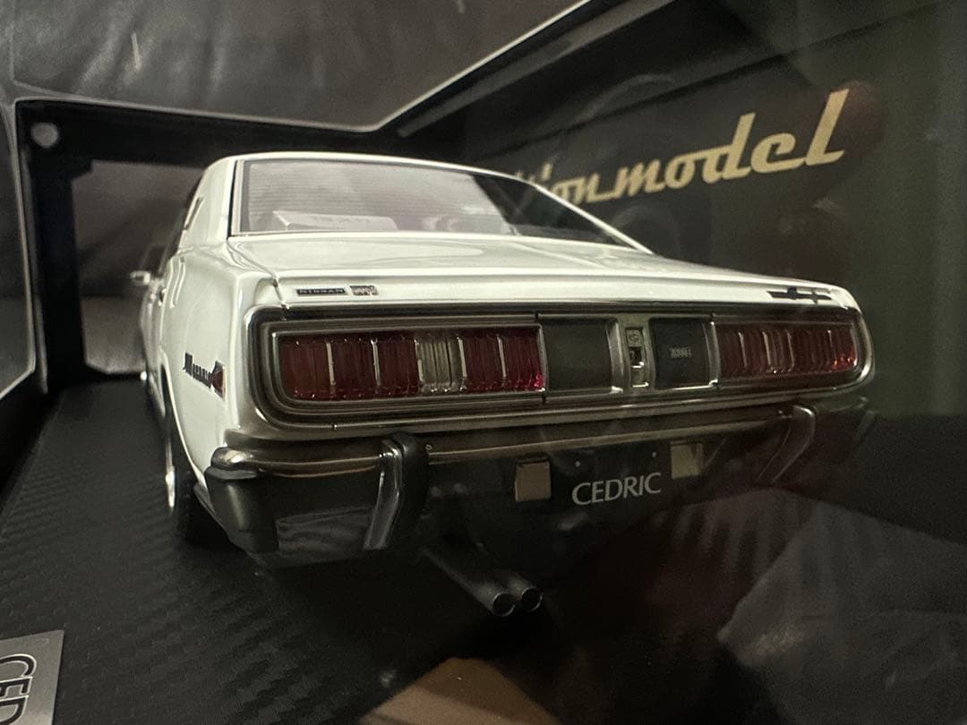 1/18 イグニッションモデル 330 セドリック 白 ignition