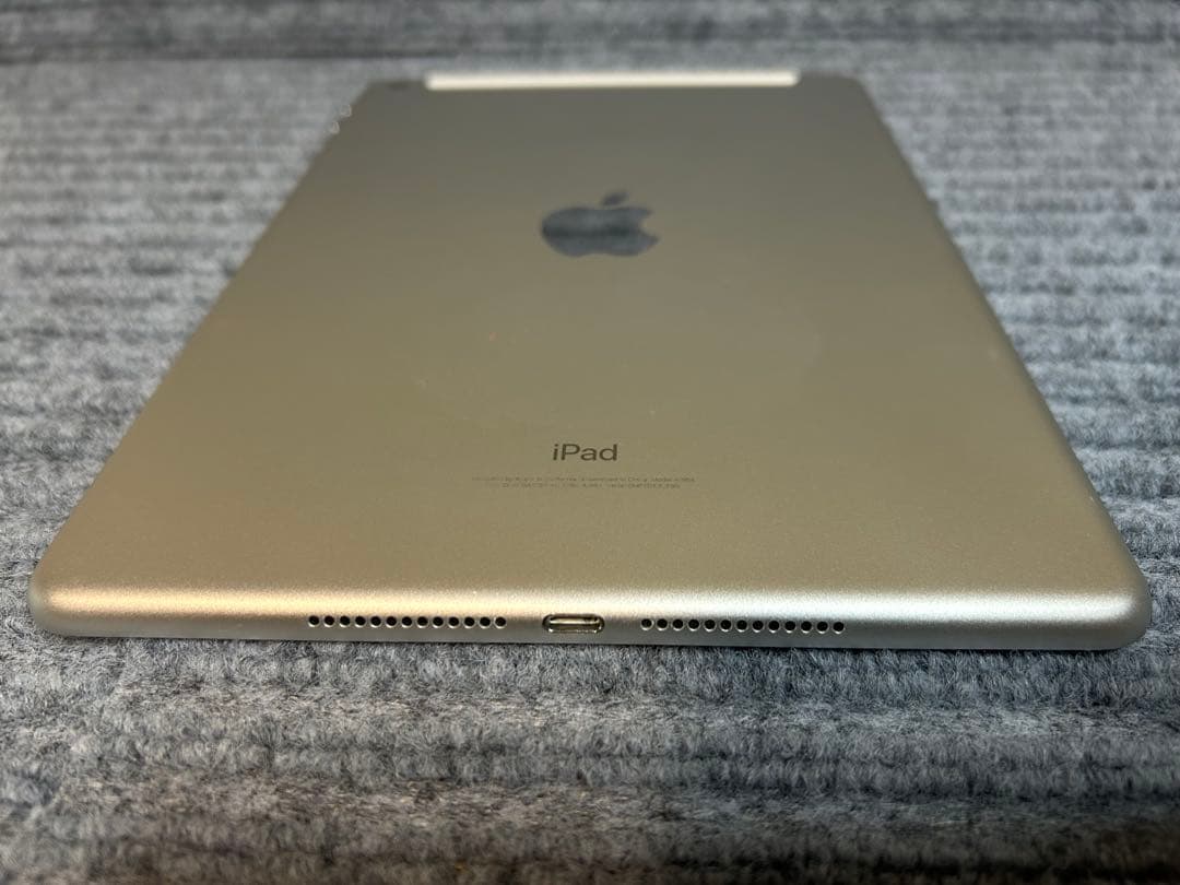 iPad 第6世代 Wi-Fi 128GB Apple純正電源コード付き