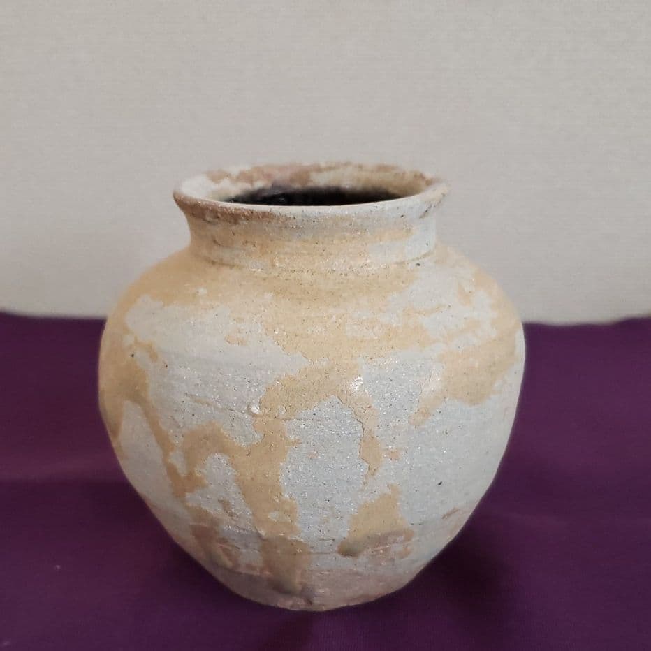 No12　発掘品の瀬戸焼き発掘品の小壺。