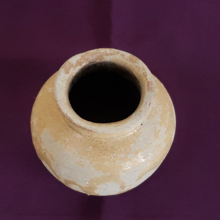 No12　発掘品の瀬戸焼き発掘品の小壺。