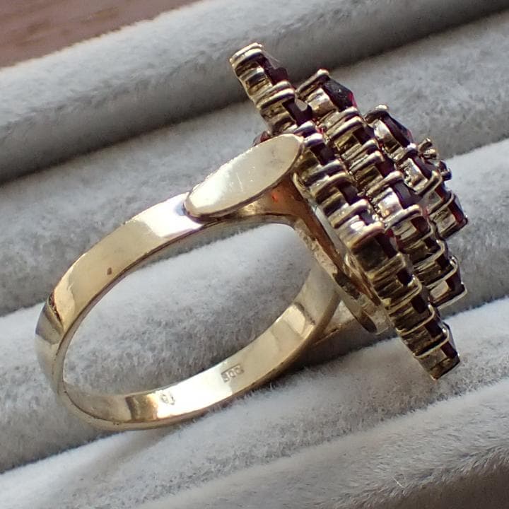 ヴィンテージ チェコ製 ボヘミアンガーネット ピラミッド型ゴールド色リング 指輪
