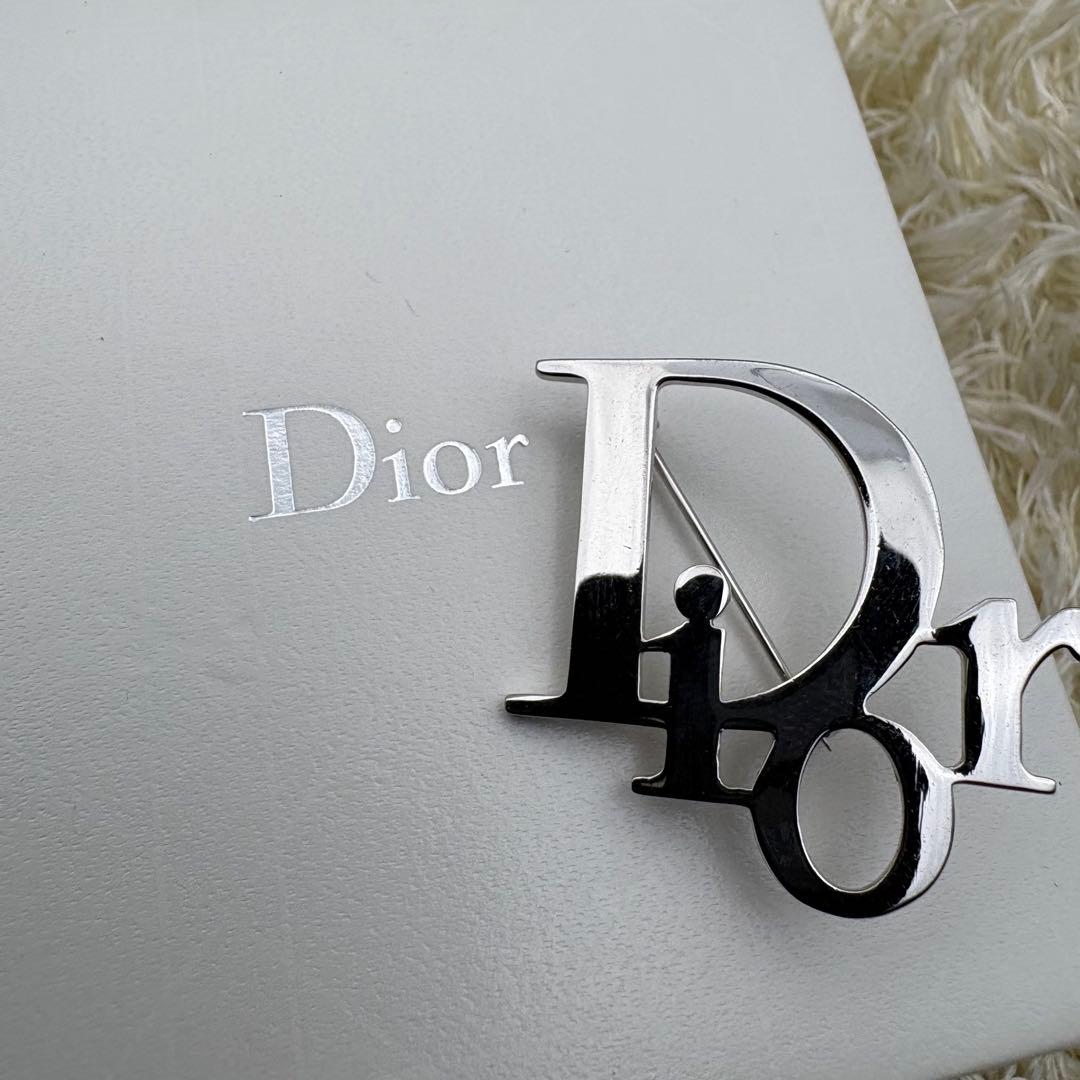 クリスチャンディオール　Dior ロゴ　シンプル　ブローチ