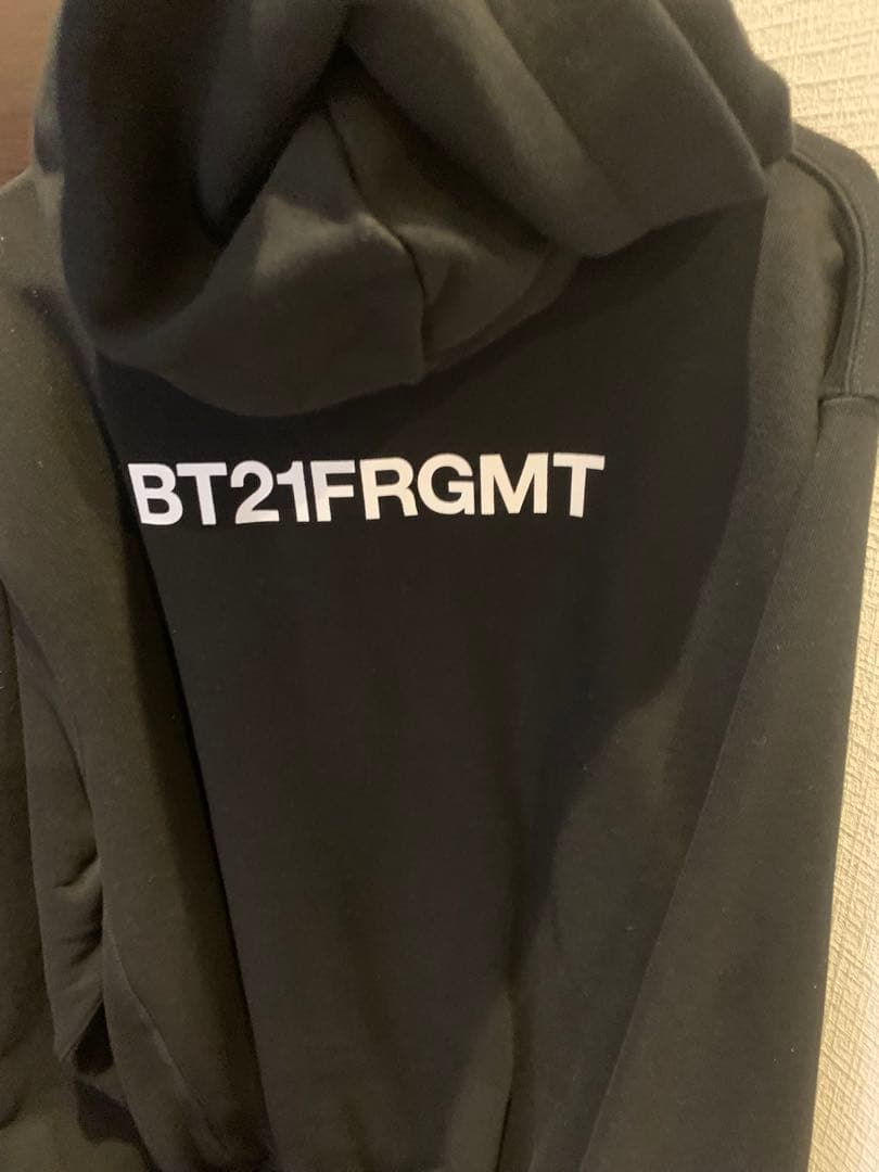 BT21FRGMT ＲＪ　フード付きスウェットシャツ