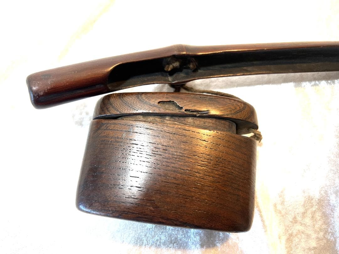 煙草入れ　木製　煙管入れと煙草入れと緒締め付き　煙管入れは竹製　緒締めは骨