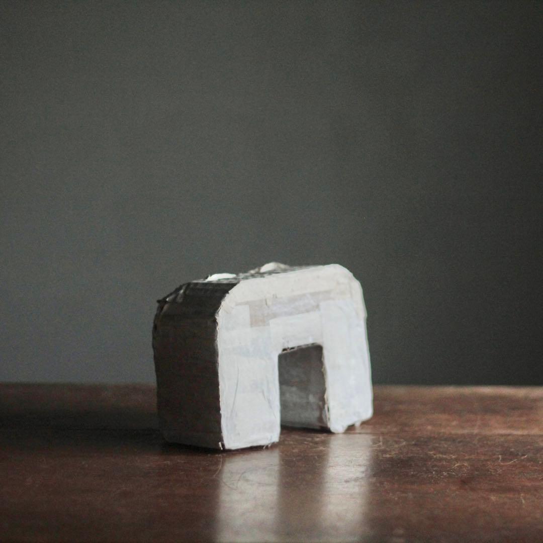 ダンボールと紙でできた 「太陽の門」 オブジェ