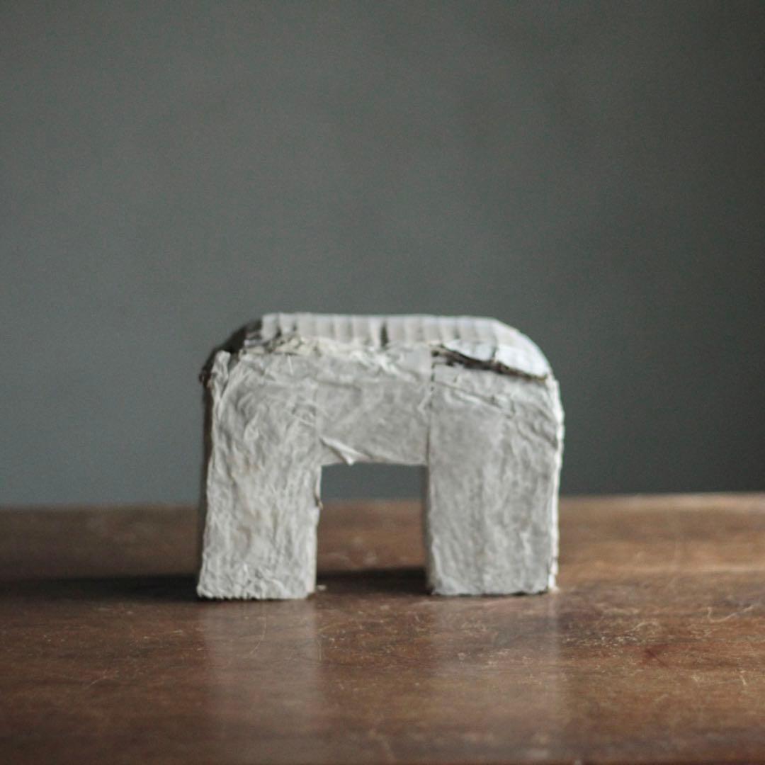 ダンボールと紙でできた 「太陽の門」 オブジェ