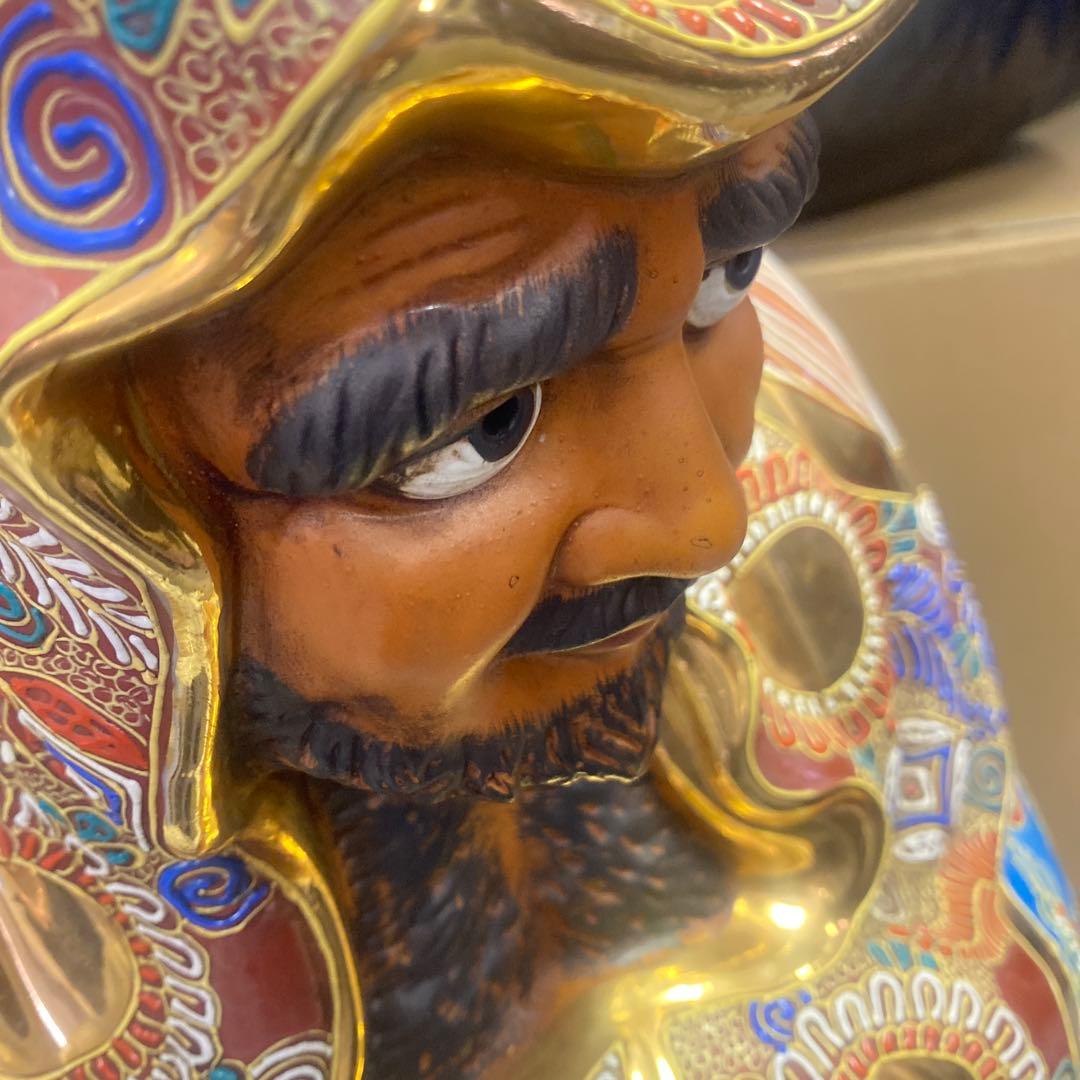 伝統陶器九谷焼、達磨だるま、装飾陶器像 、金色模様、存在感ある。