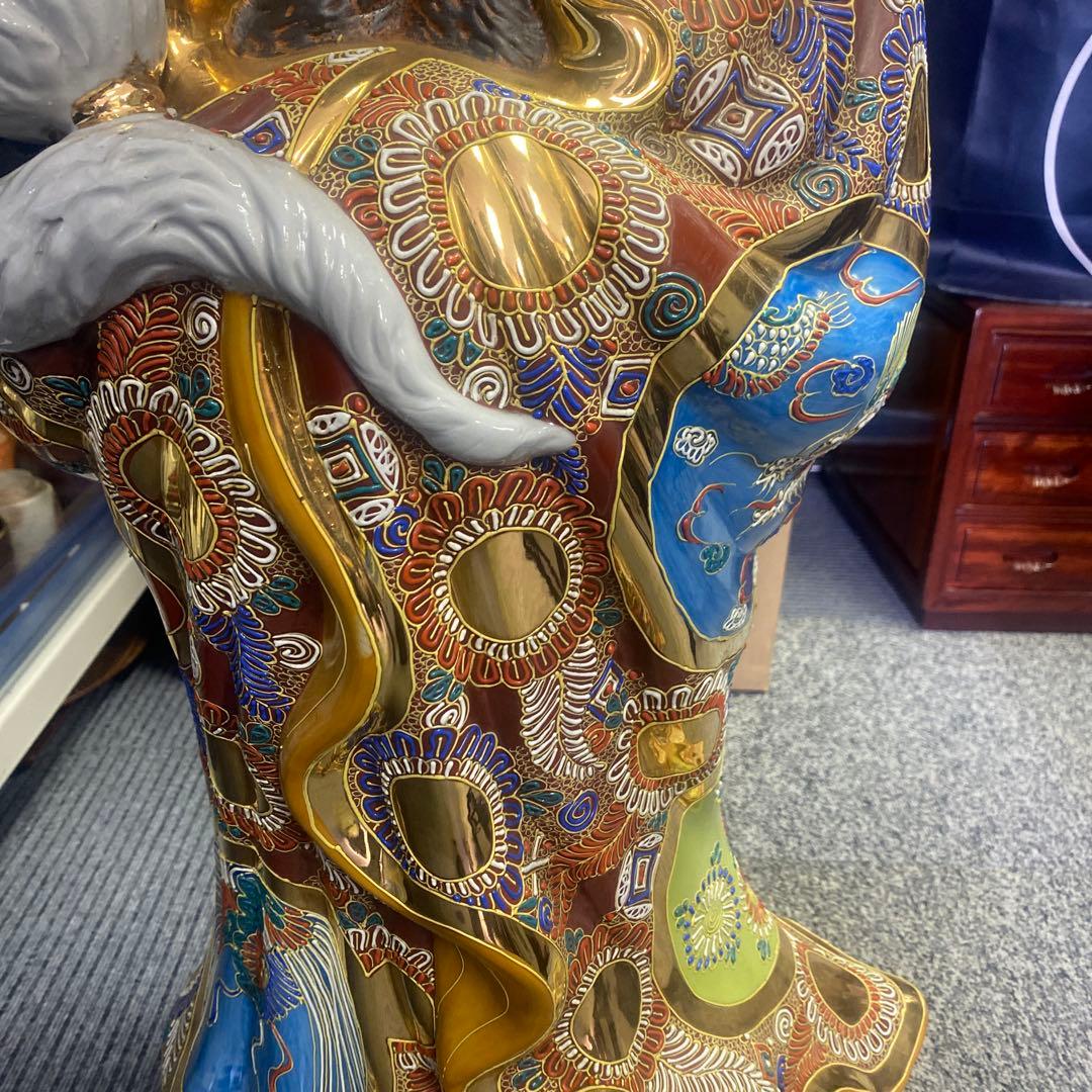 伝統陶器九谷焼、達磨だるま、装飾陶器像 、金色模様、存在感ある。