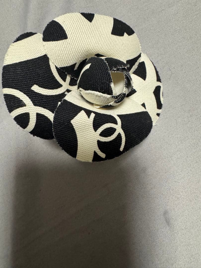 CHANEL コサージュ 黒と白 デザイン
