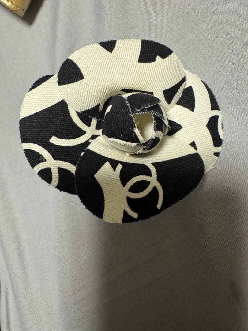 CHANEL コサージュ 黒と白 デザイン