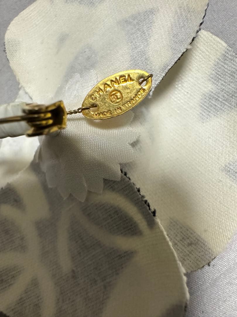 CHANEL コサージュ 黒と白 デザイン