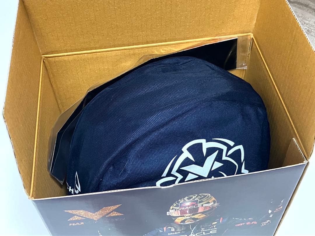 1/2 ヘルメット 2023 M.フェルスタッペン Wチャンピオン3連覇仕様