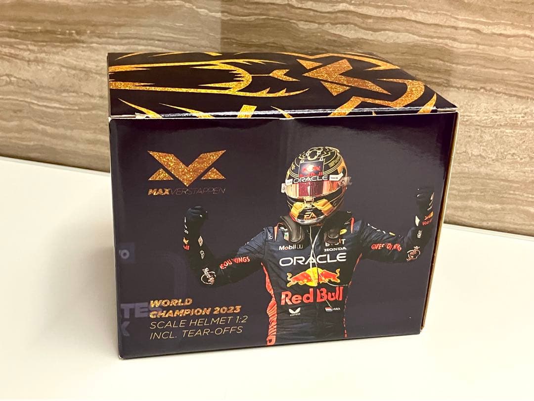 1/2 ヘルメット 2023 M.フェルスタッペン Wチャンピオン3連覇仕様