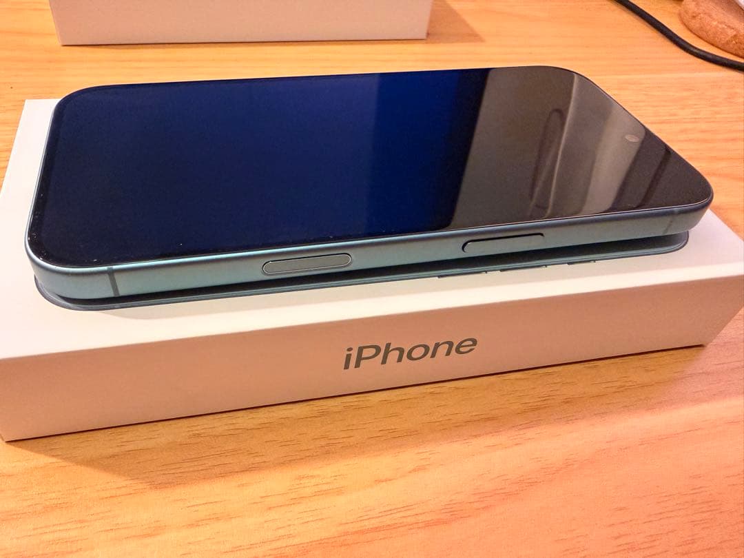 【美品】Apple iPhone 16 本体 ティール 128GB