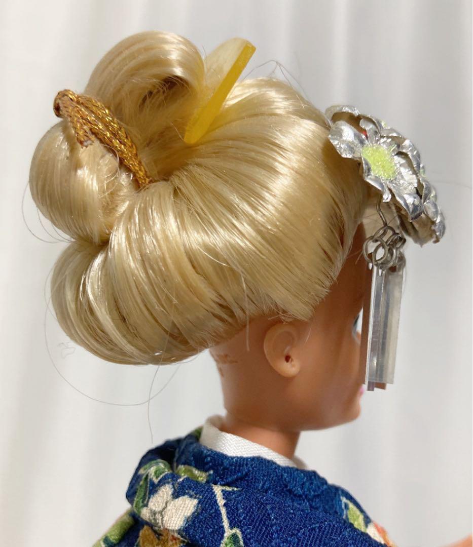 バービー　日本髪(実際の美容院)で結ってもらった、手作りの着物セットをお召しです