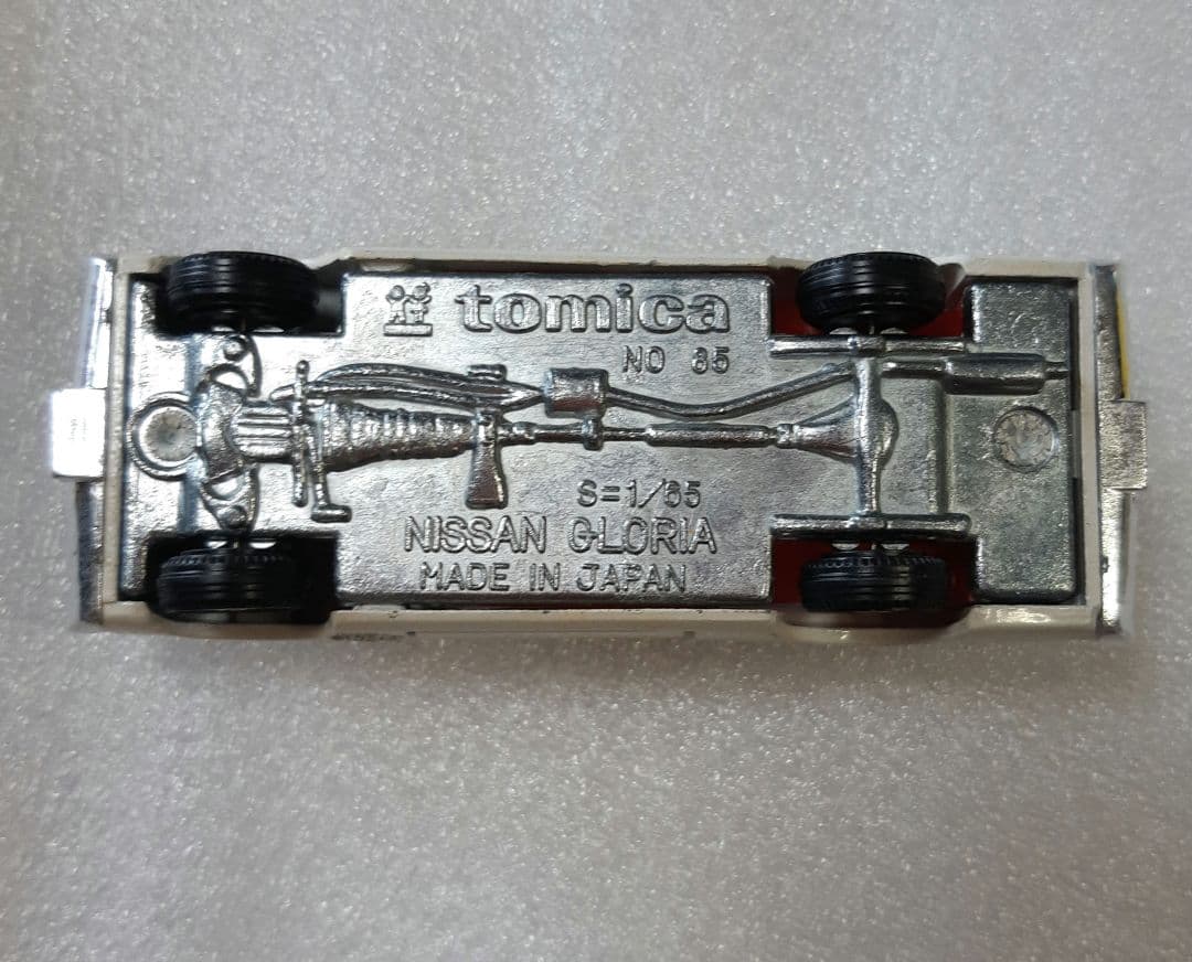 トミカ 85 ニッサン グロリア 2000 GX TOMY