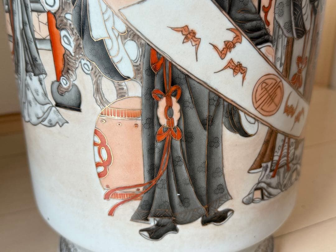 中国　墨彩紅彩人物紋大瓶　大清乾隆年製銘　高さ54.0cm 送料込み250517