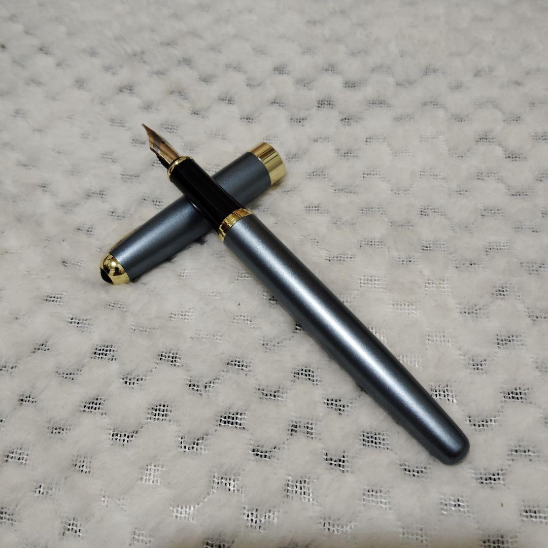 グレーの金属製万年筆