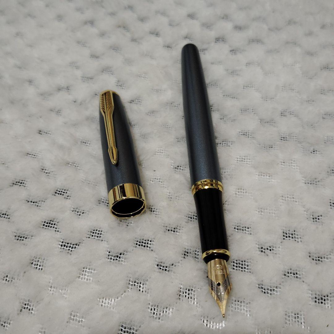 グレーの金属製万年筆