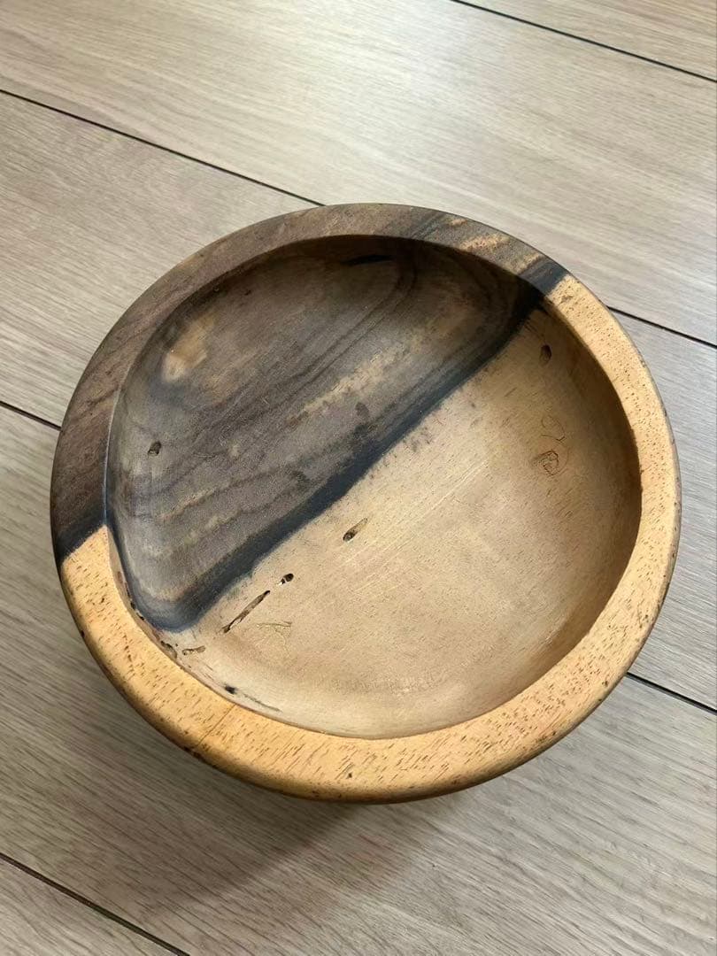 木製　黒柿　直径21.5cm 厚み6.5cm。古い大きい容れ物　ボウル　皿