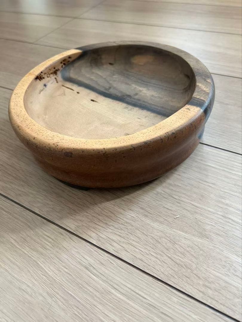 木製　黒柿　直径21.5cm 厚み6.5cm。古い大きい容れ物　ボウル　皿