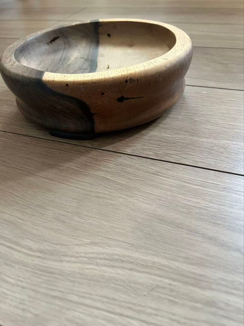 木製　黒柿　直径21.5cm 厚み6.5cm。古い大きい容れ物　ボウル　皿