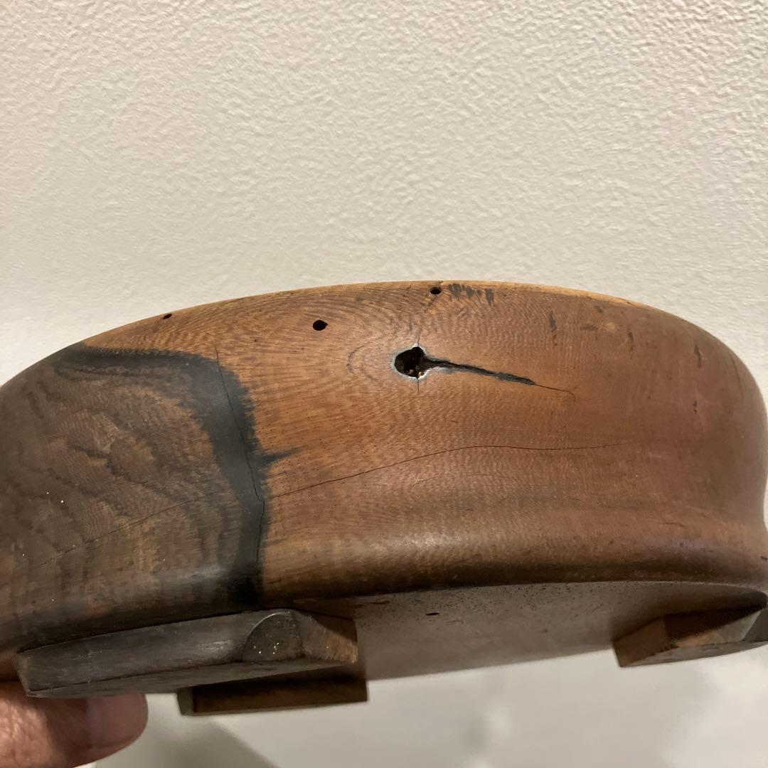 木製　黒柿　直径21.5cm 厚み6.5cm。古い大きい容れ物　ボウル　皿