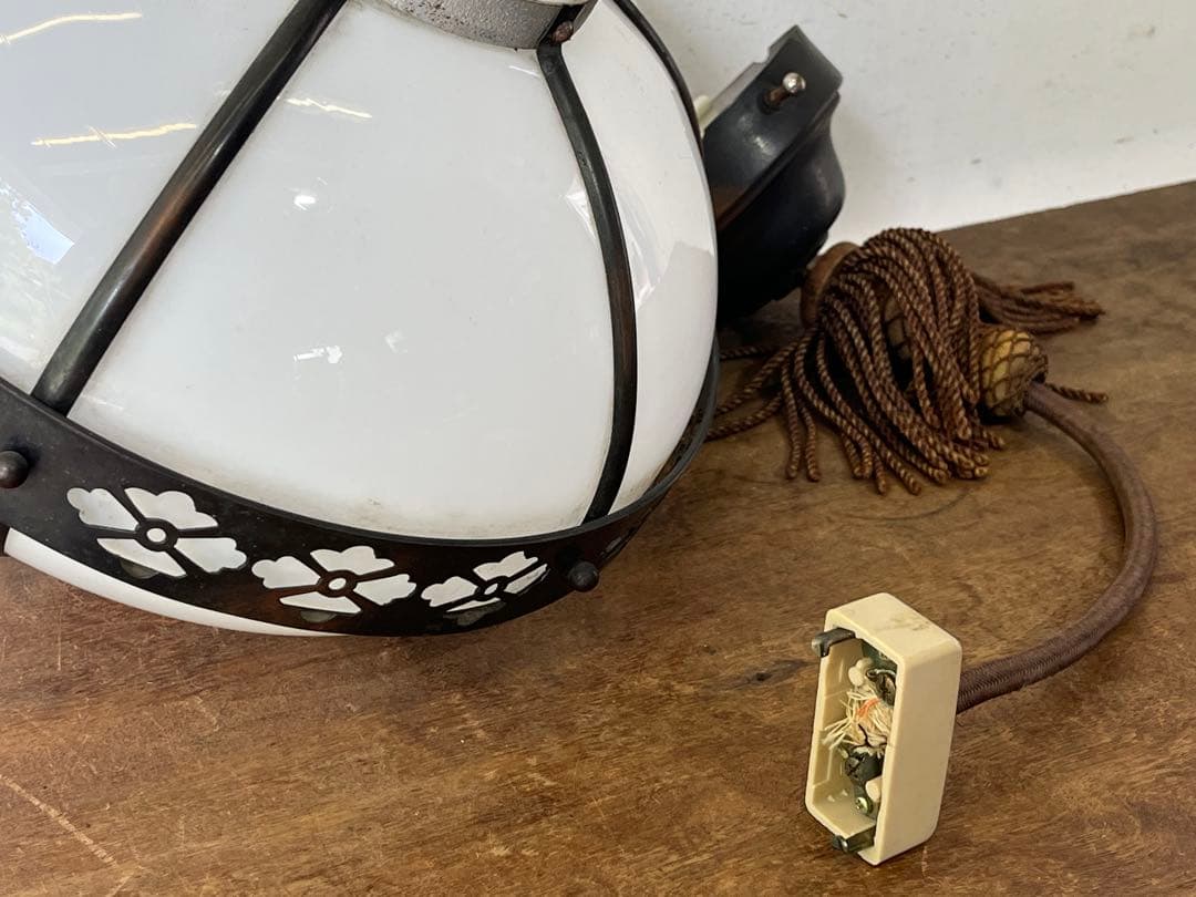 り*ん様 アンティーク白いガラスシェードの照明器具 天井照明 ペンダントライト