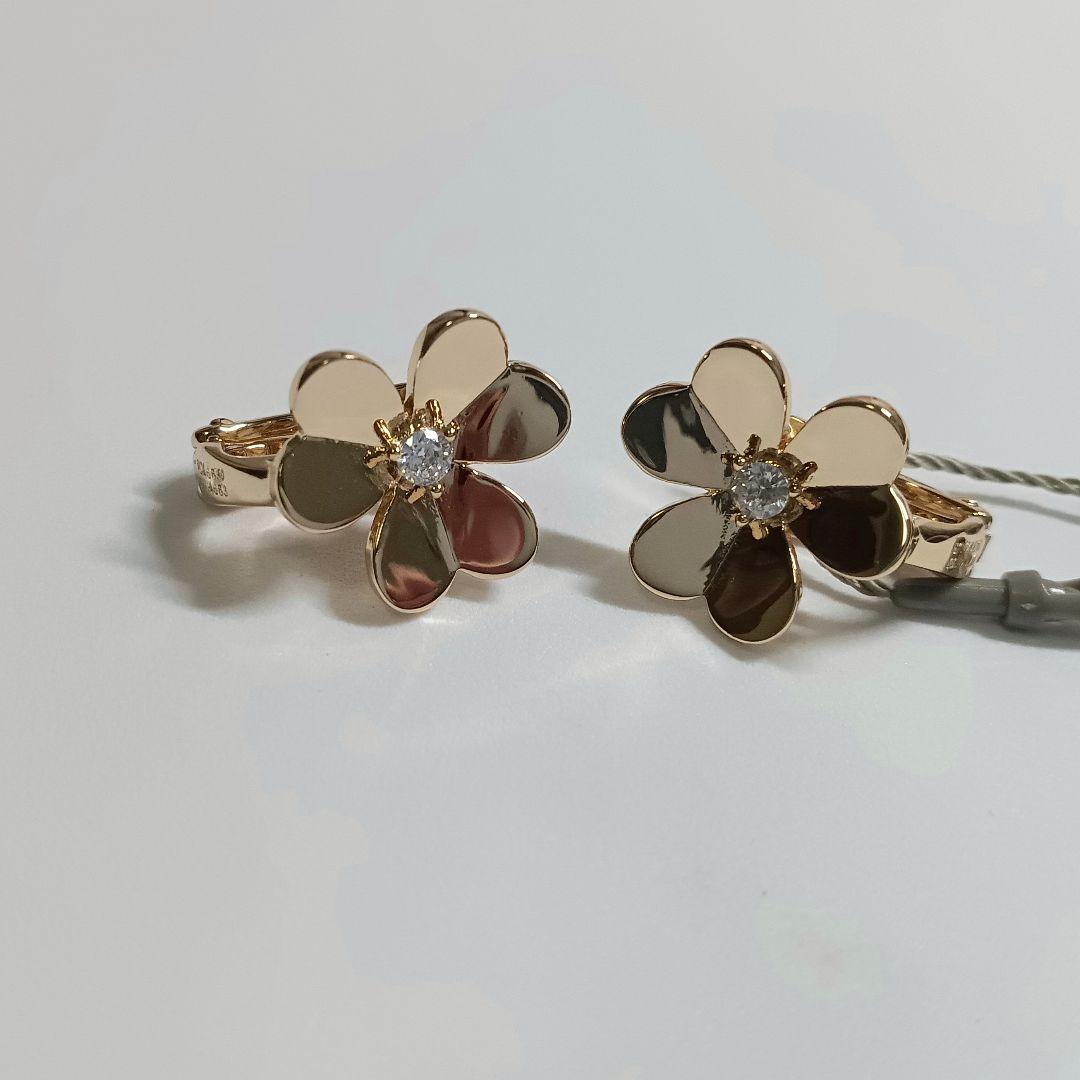 ハイクオリティ　三つ葉ピアス　フラワーピアス　イエローゴールドカラー