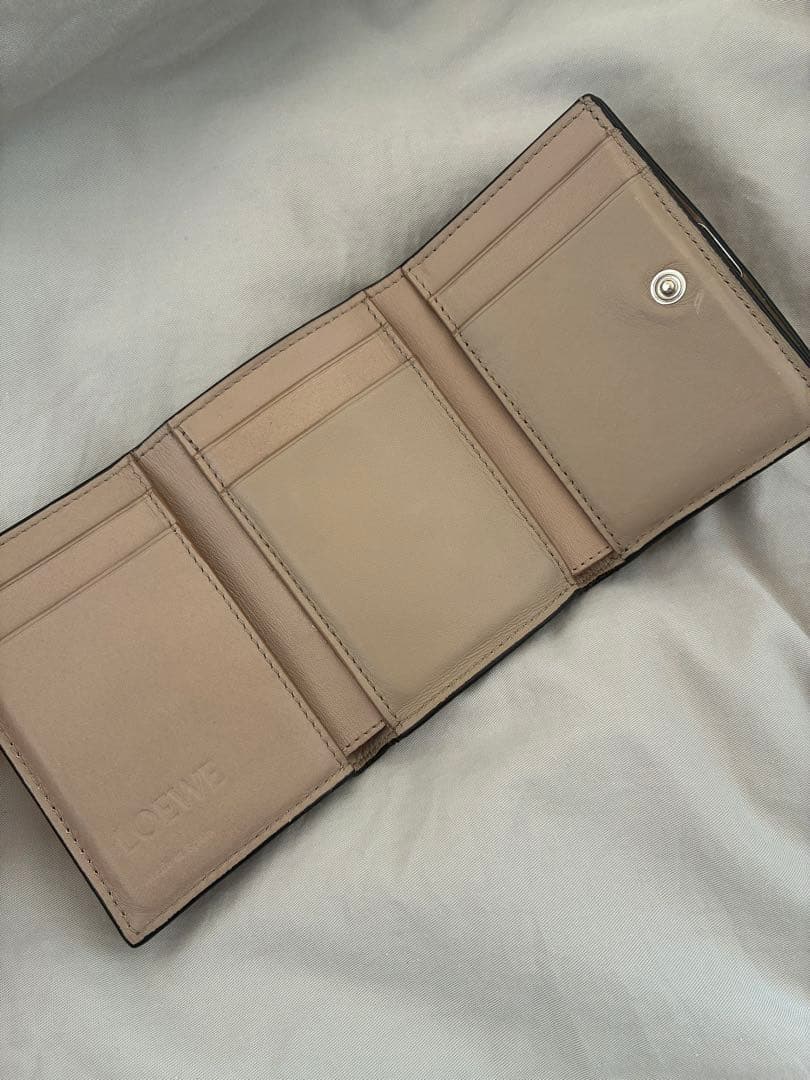 ロエベ　三つ折り財布　トライフォールドウォレット　サンド　ベージュ　アナグラ