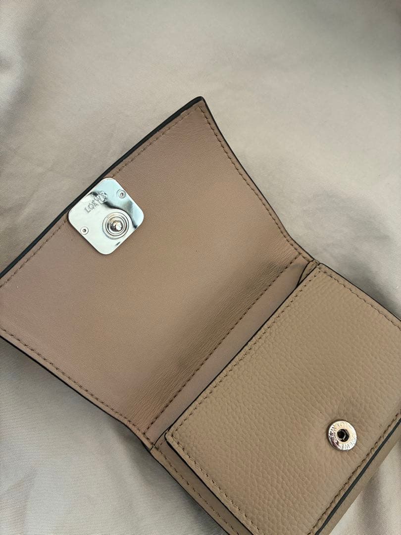 ロエベ　三つ折り財布　トライフォールドウォレット　サンド　ベージュ　アナグラ