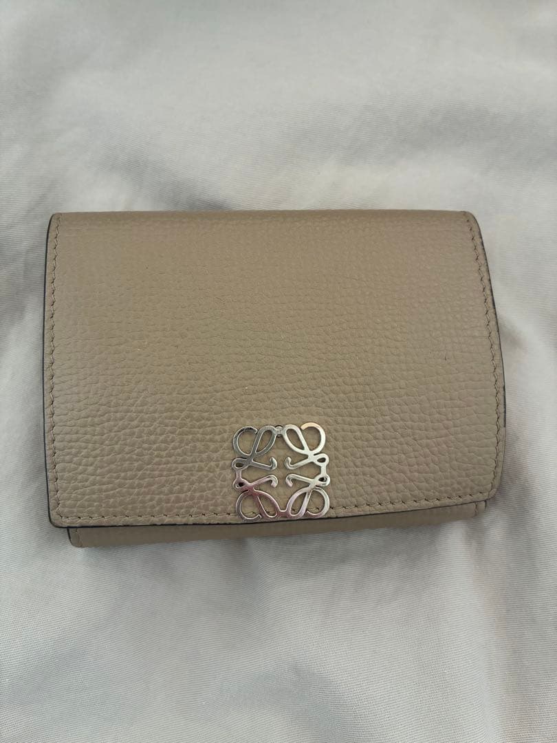 ロエベ　三つ折り財布　トライフォールドウォレット　サンド　ベージュ　アナグラ