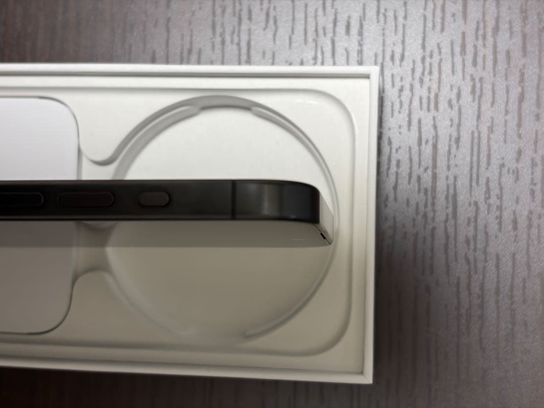 Apple iPhone 15 Pro ブラックチタニウム256GB 本体