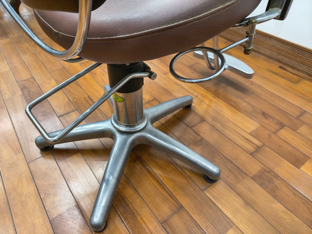 【引き取り限定】　理美容椅子　西洋家具　上下可動回転停止できます。