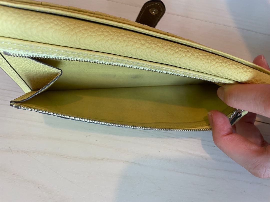 値下げ⭐︎レザー二つ折り長財布 グレージュ　イエロー