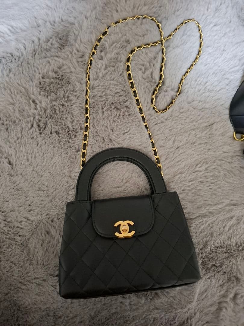 CHANEL ブラック キルティングショルダーバッグ