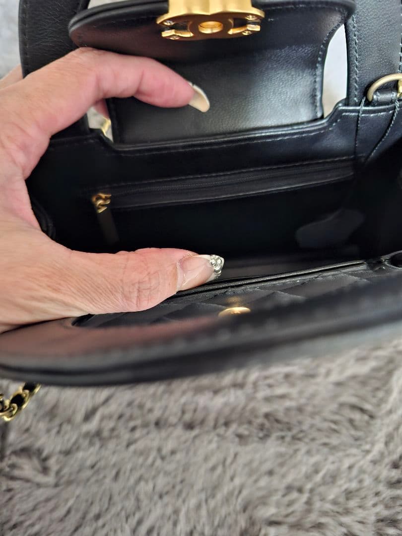 CHANEL ブラック キルティングショルダーバッグ
