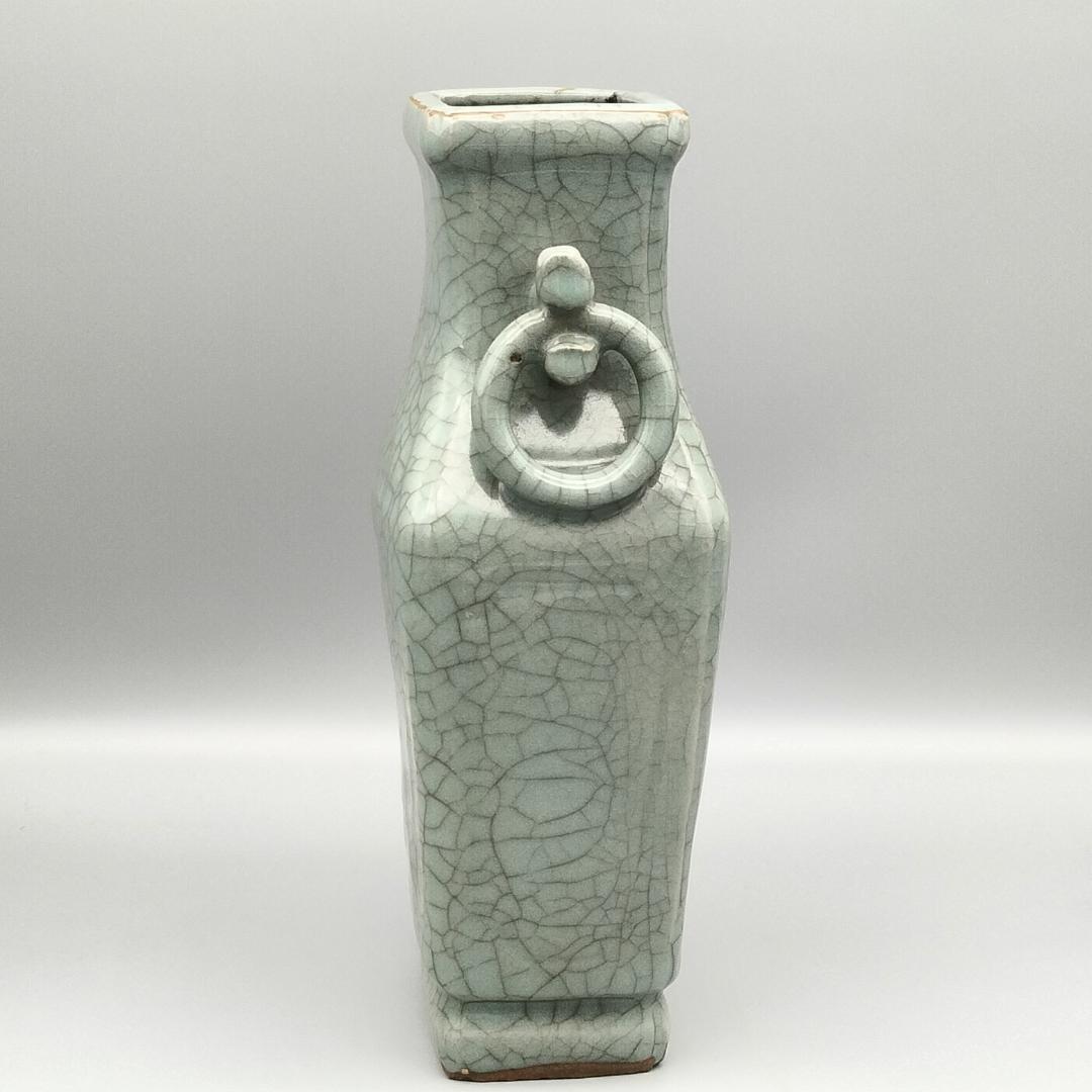 中国古玩 貫入青磁 陽刻花文 二耳 花瓶