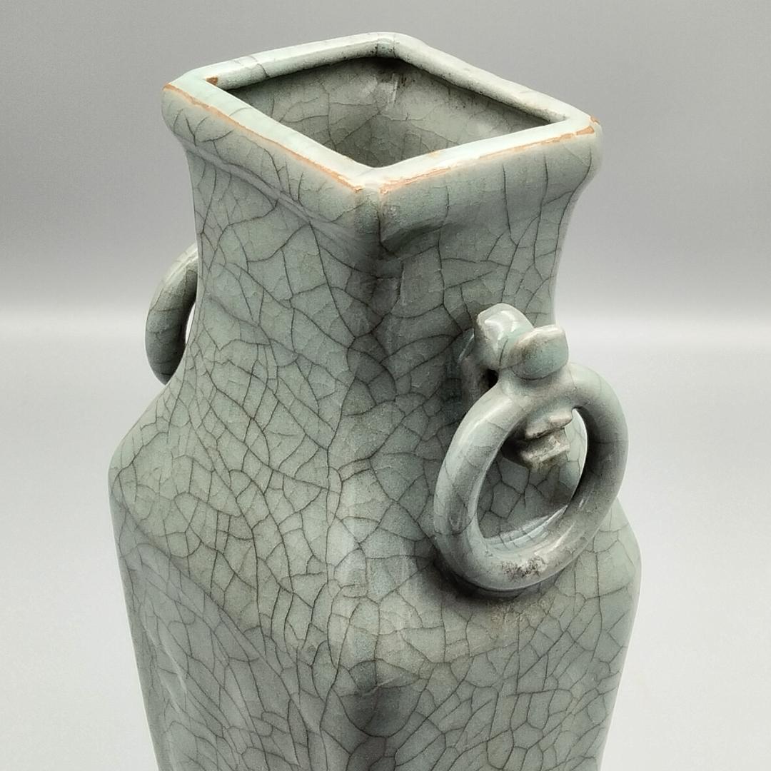 中国古玩 貫入青磁 陽刻花文 二耳 花瓶