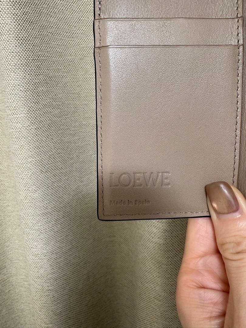 LOEWE アナグラム トライフォールド ウォレット サンド