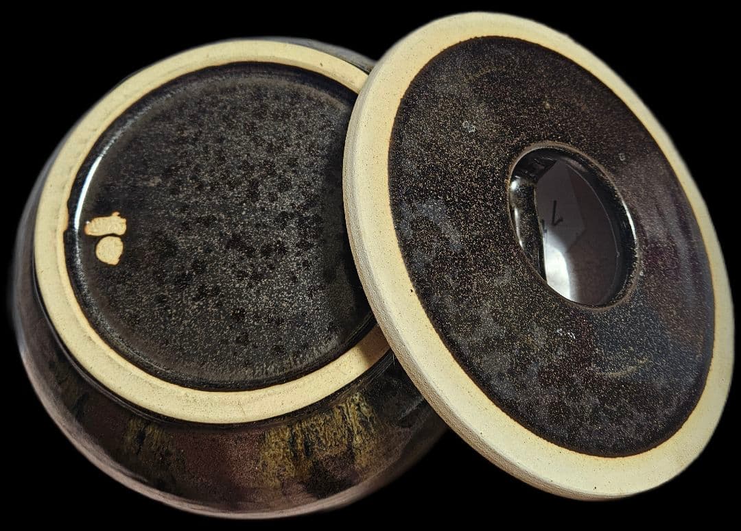 油滴天目の地に蕎麦釉薬の流れが美しい 容器