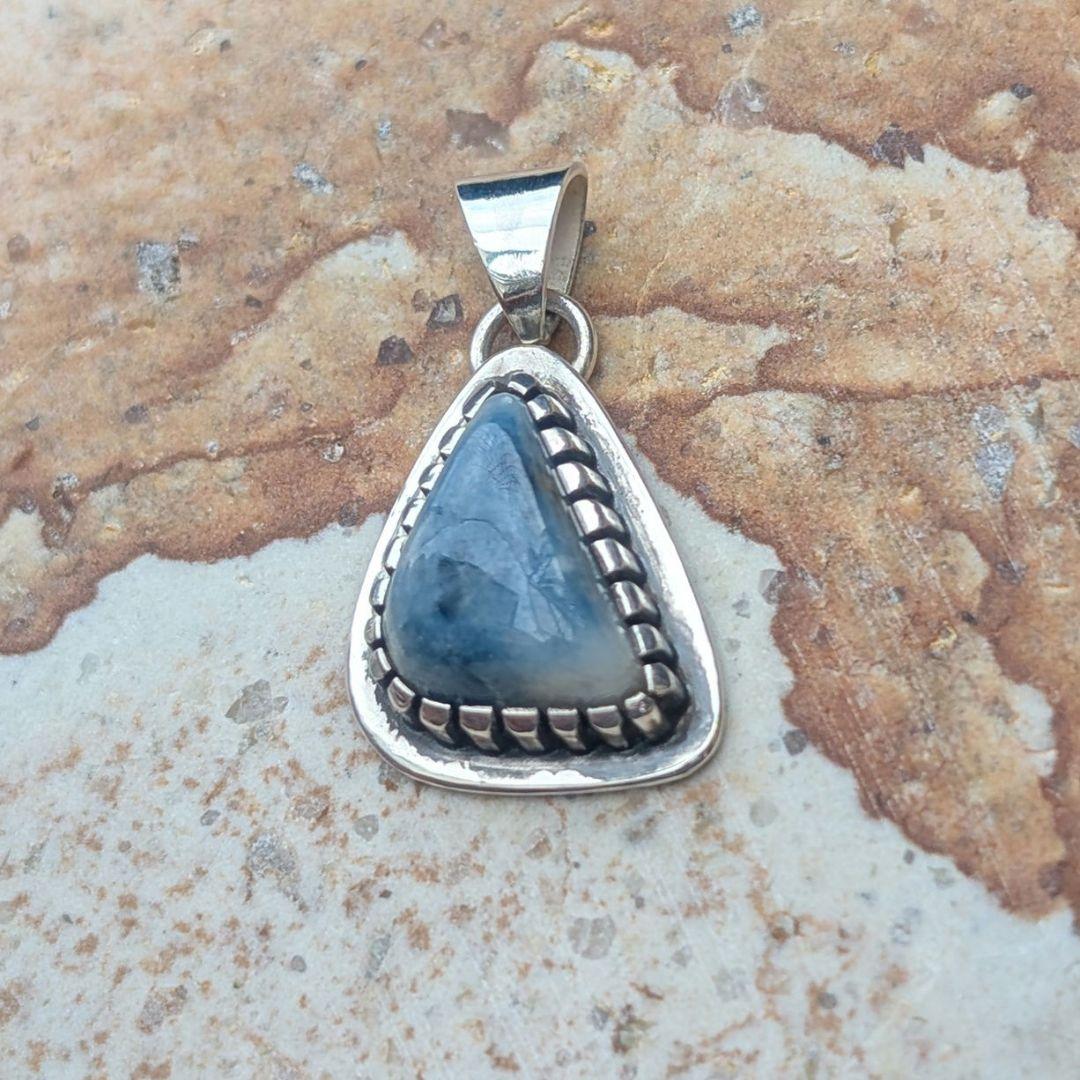 ハンドメイドの入りコン沢翡翠のネックレストップ　ペンダントトップ 　濃青