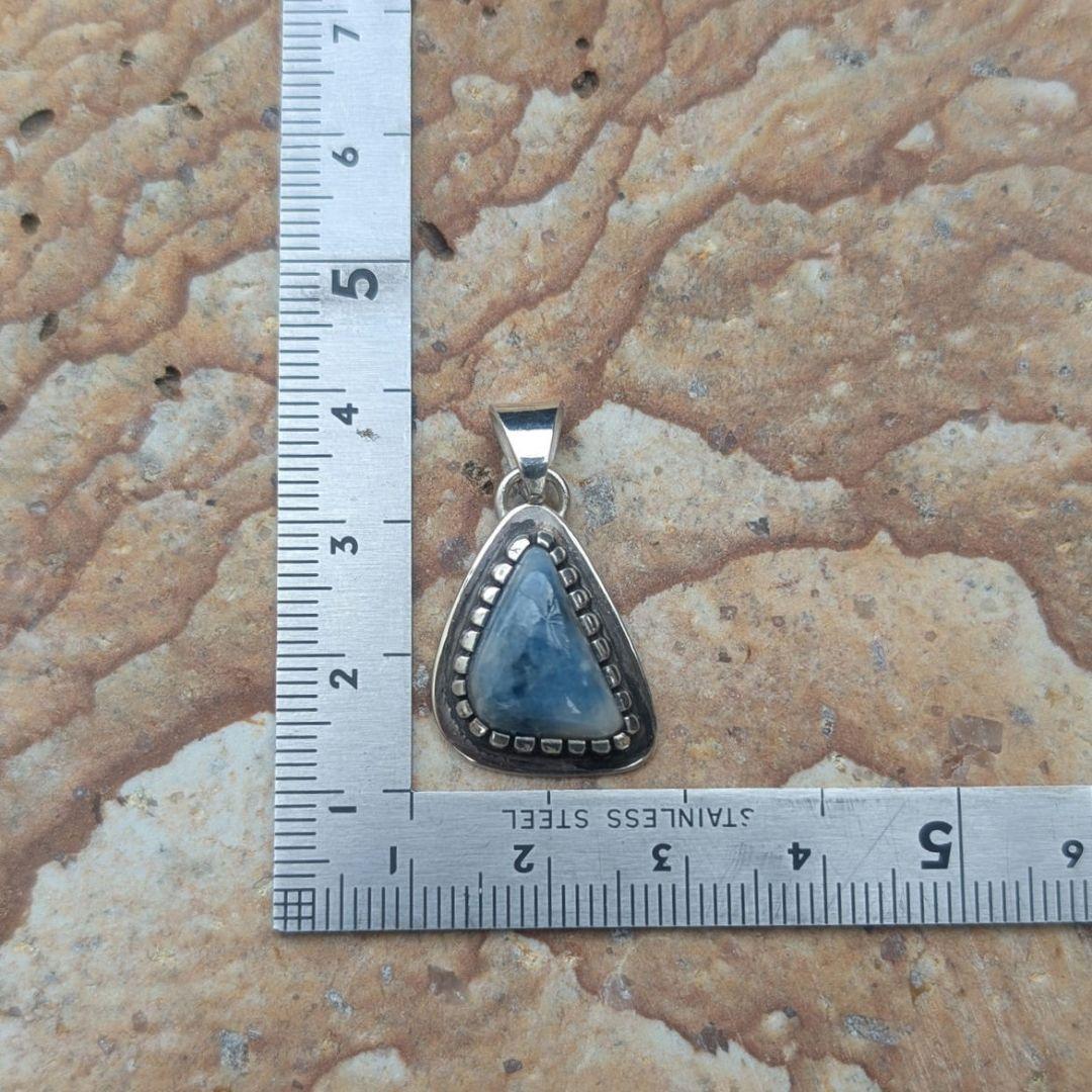 ハンドメイドの入りコン沢翡翠のネックレストップ　ペンダントトップ 　濃青