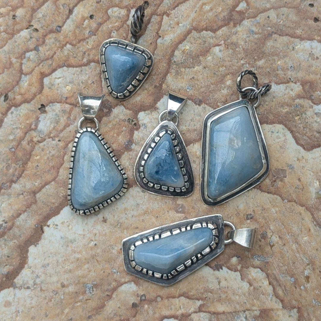 ハンドメイドの入りコン沢翡翠のネックレストップ　ペンダントトップ 　濃青