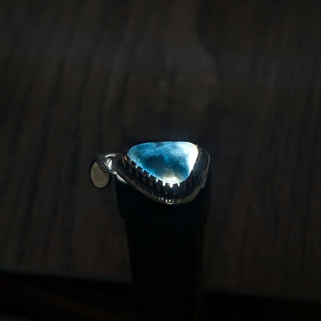 ハンドメイドの入りコン沢翡翠のネックレストップ　ペンダントトップ 　濃青