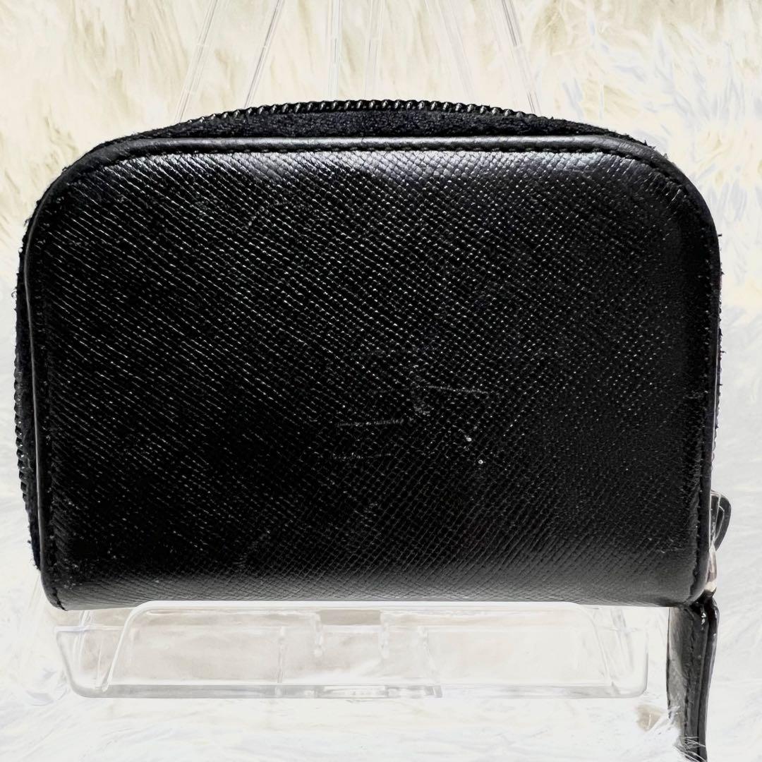 PRADA ケース トライアングルロゴ サフィアーノ 黒 ラウンドジップ