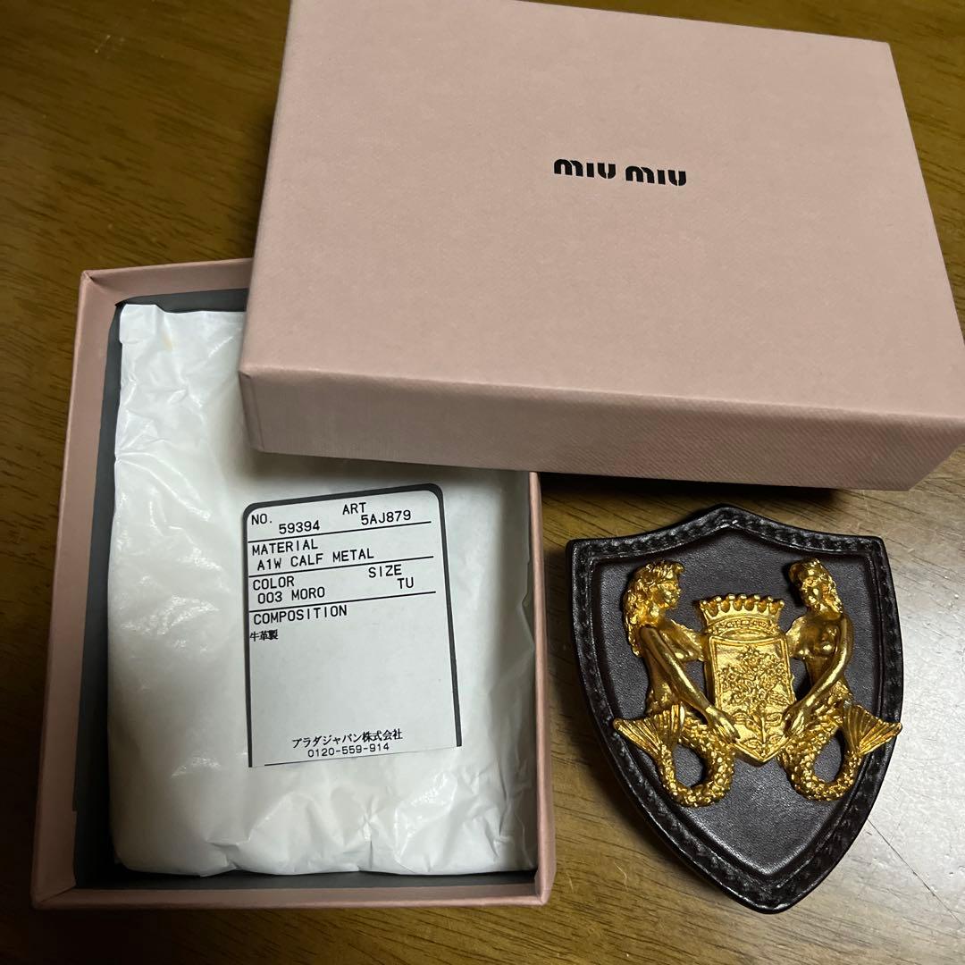 miumiu ミュウミュウ エンブレムブローチ