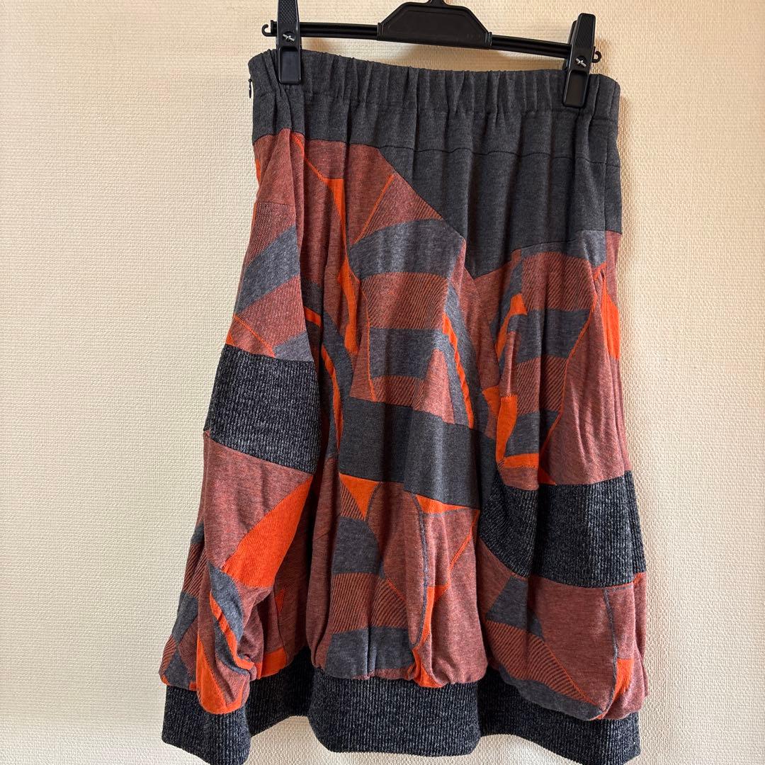 【新品未使用】✨エイココンドウ✨黒とグレーの混合地にオレンジ柄の膝丈スカート❣️